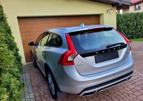 Volvo V60 Cross Country cena 61700 przebieg: 230000, rok produkcji 2018 z Opoczno małe 704
